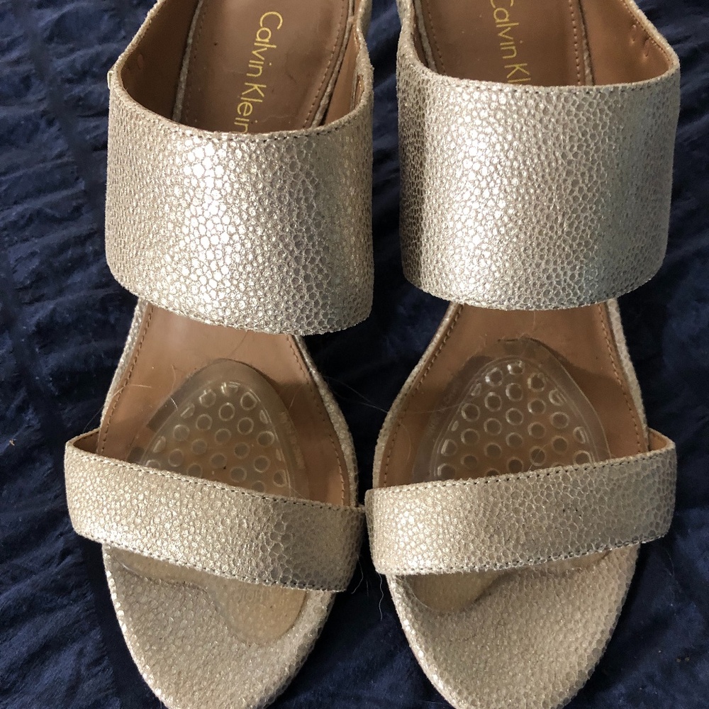 Calvin Klein size 7 off white/gold heeled mules